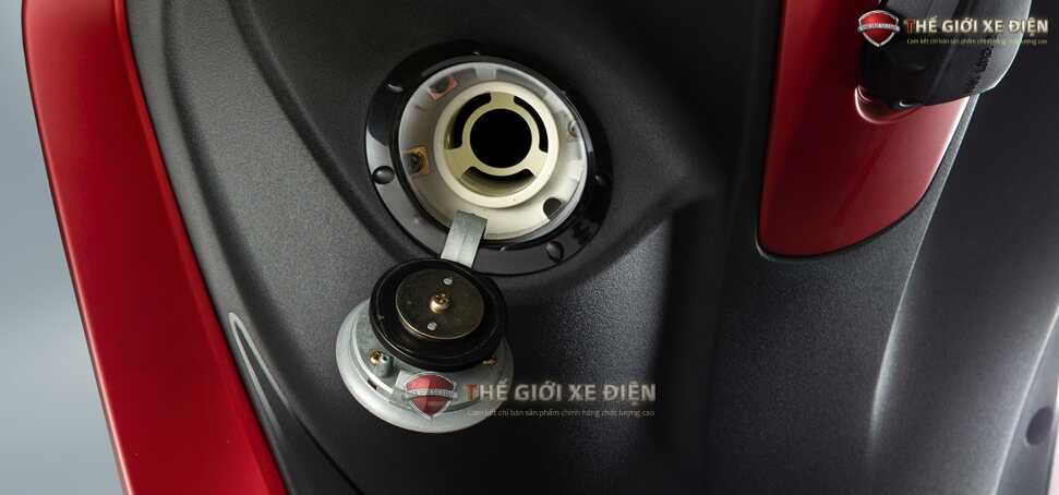 Xe ga 50cc KYMCO Candy Hermosa màu trắng/đỏ bóng Xe ga 50cc KYMCO Candy Hermosa màu trắng/đỏ bóng