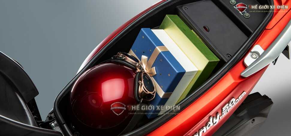 Xe ga 50cc KYMCO Candy Hermosa màu trắng/đỏ bóng Xe ga 50cc KYMCO Candy Hermosa màu trắng/đỏ bóng