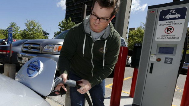  Khách hàng đang sạc xe điện Nissan Leaf 2013 tại trạm sạc nhanh ở Thành phố Salt Lake, bang Utah, Mỹ.