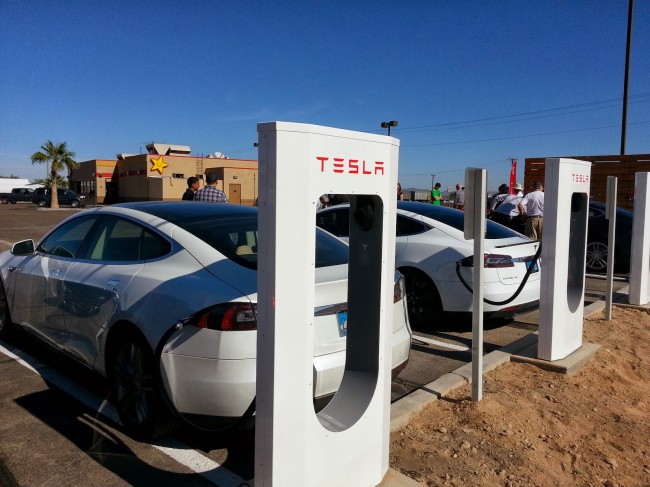  Trạm sạc điện cho xe điện của hãng Tesla