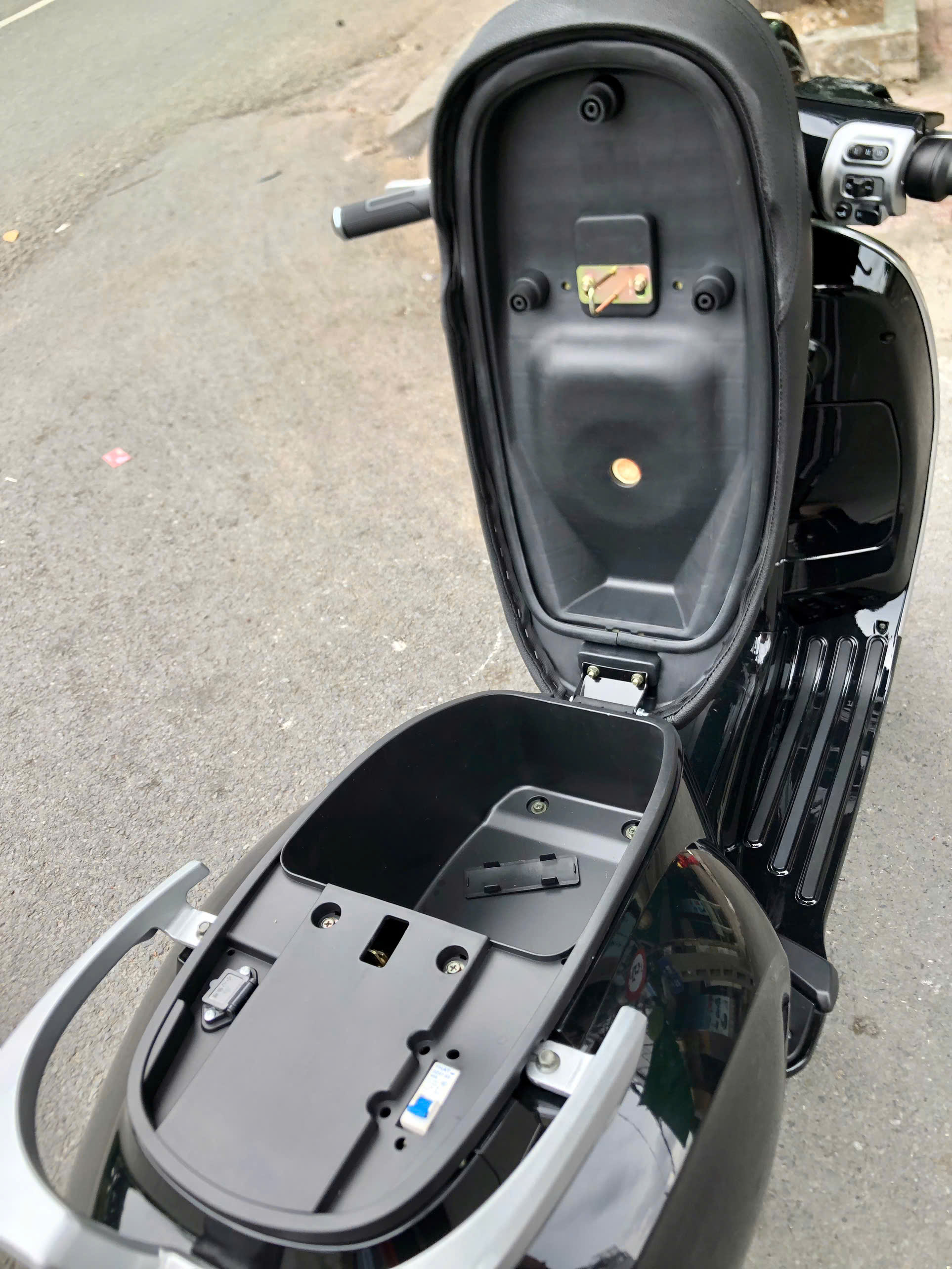 Chi phí thay pin xe máy điện có cao hơn xe đạp điện không?