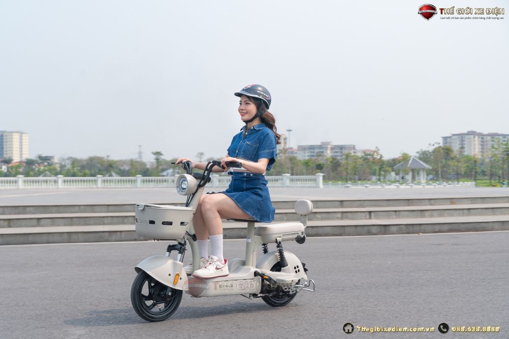 Bánh xe 10 inch và hệ thống giảm xóc giúp vận hành êm ái