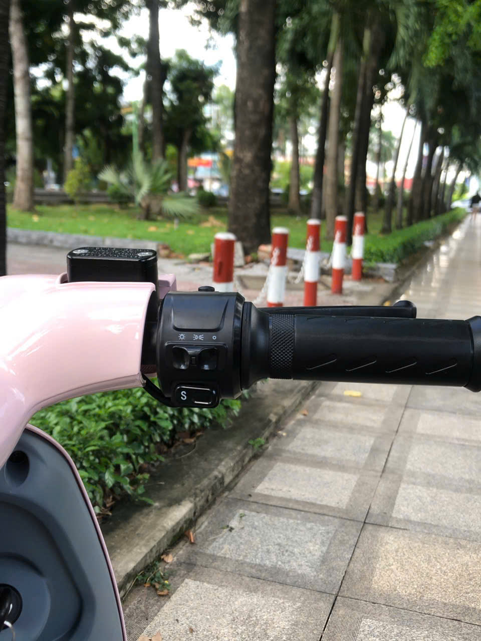 Phanh đĩa trước, phanh cơ sau