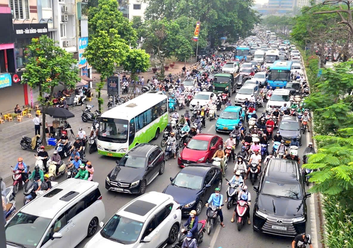 H&agrave; Nội chỉ hạn chế xe xăng theo khu vực & khung giờ tại V&agrave;nh đai 1, người d&acirc;n vẫn di chuyển b&igrave;nh thường
