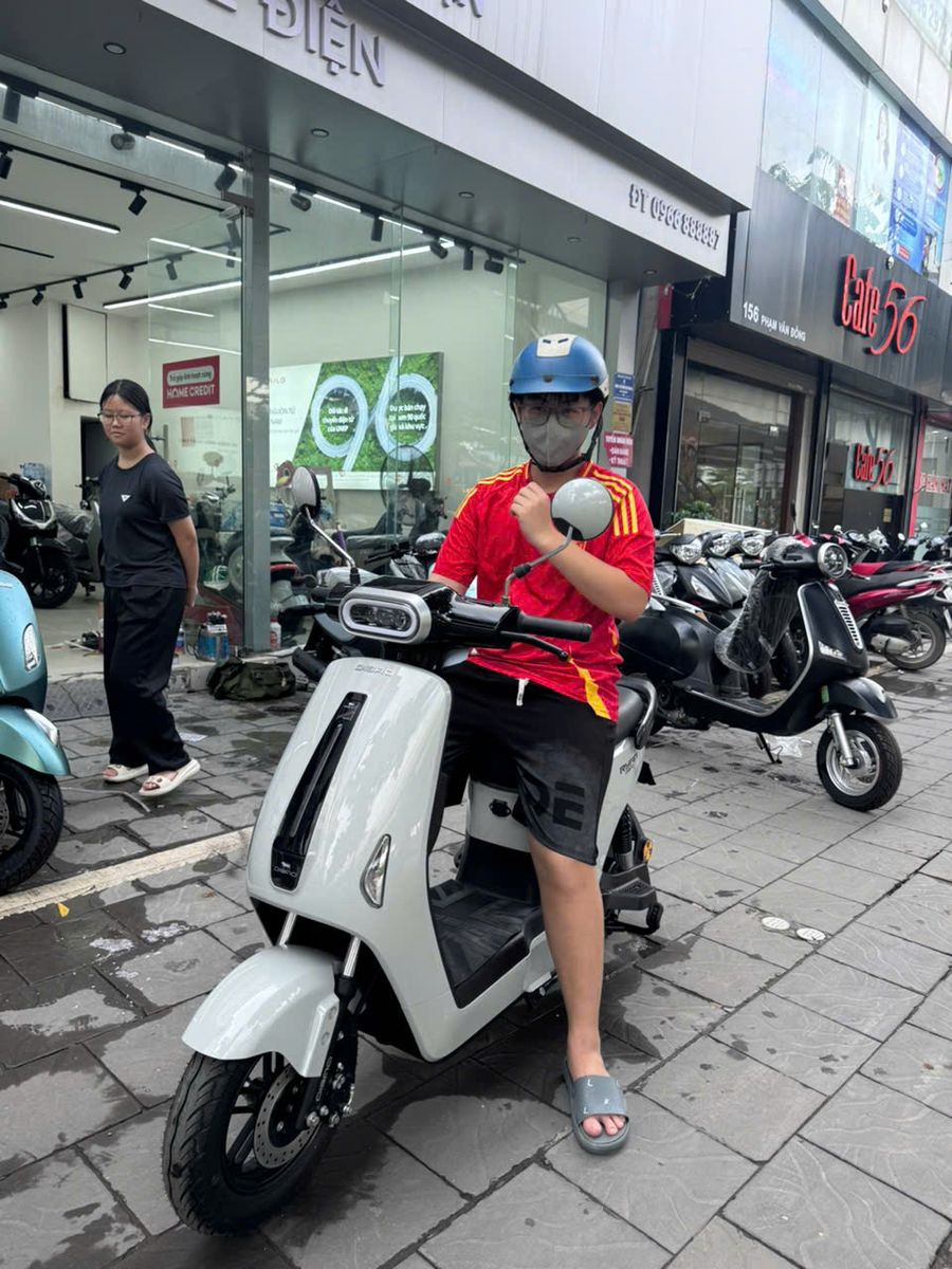 Khách Hàng Hài Lòng Nhận Xe Đạp Điện Dibao Ryan Màu Trắng Khách Hàng Hài Lòng Nhận Xe Đạp Điện Dibao Ryan Màu Trắng