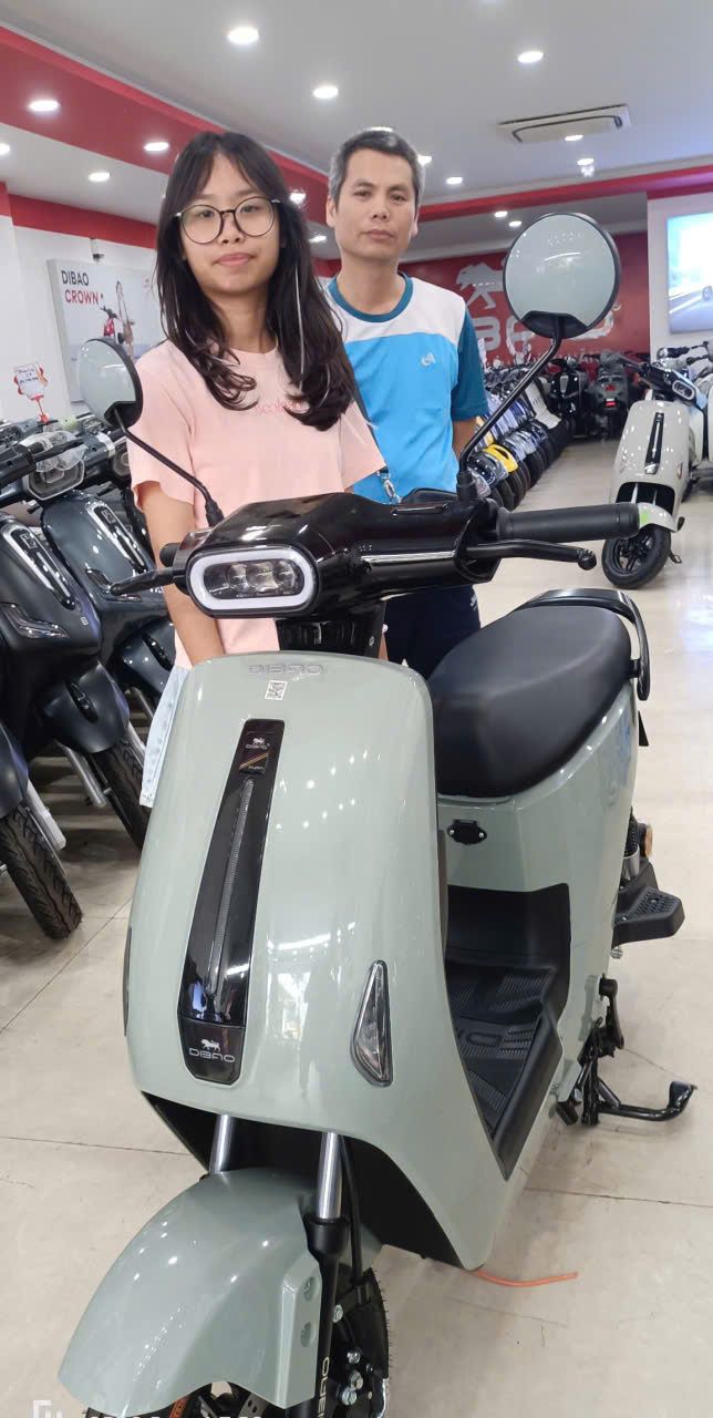Em G&aacute;i Được Bố Tặng Chiếc Xe Điện Dibao Ryan Đi Học