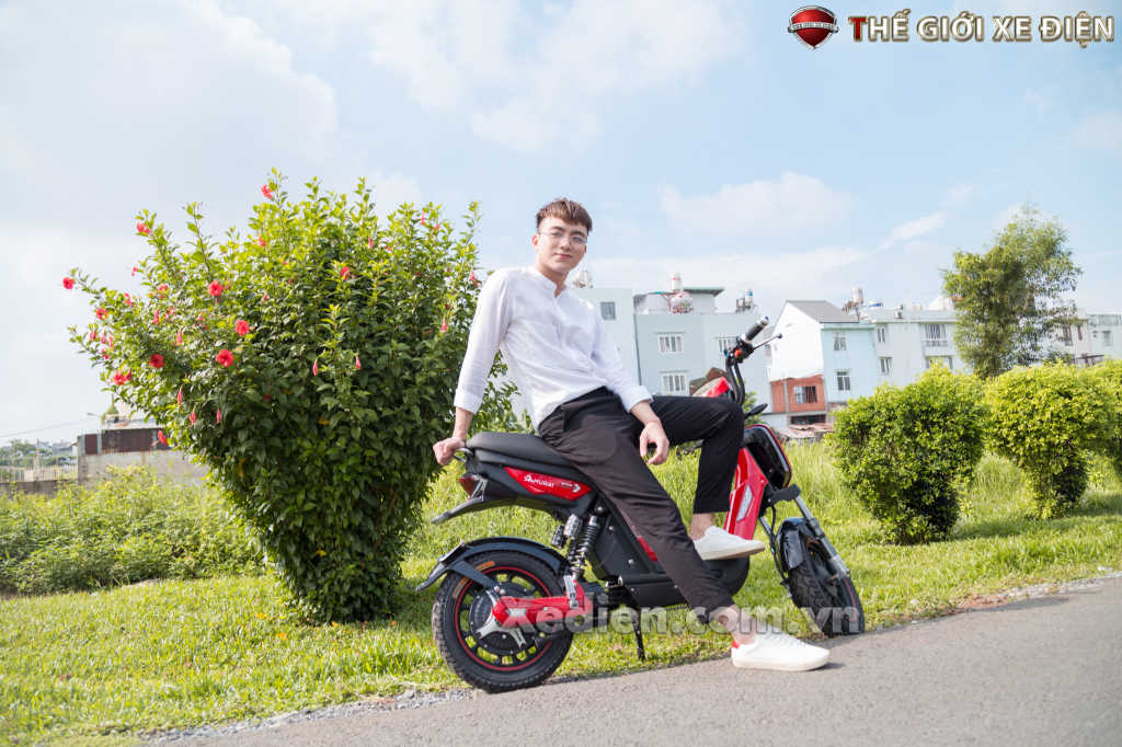 Soobin Hoàng Sơn chọn xe đạp điện DKBike